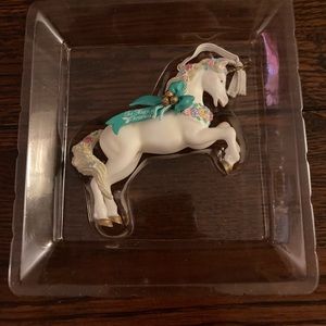 Carlton Cards: Magic of The Season, unicorn Ornament: Heirloom Collection